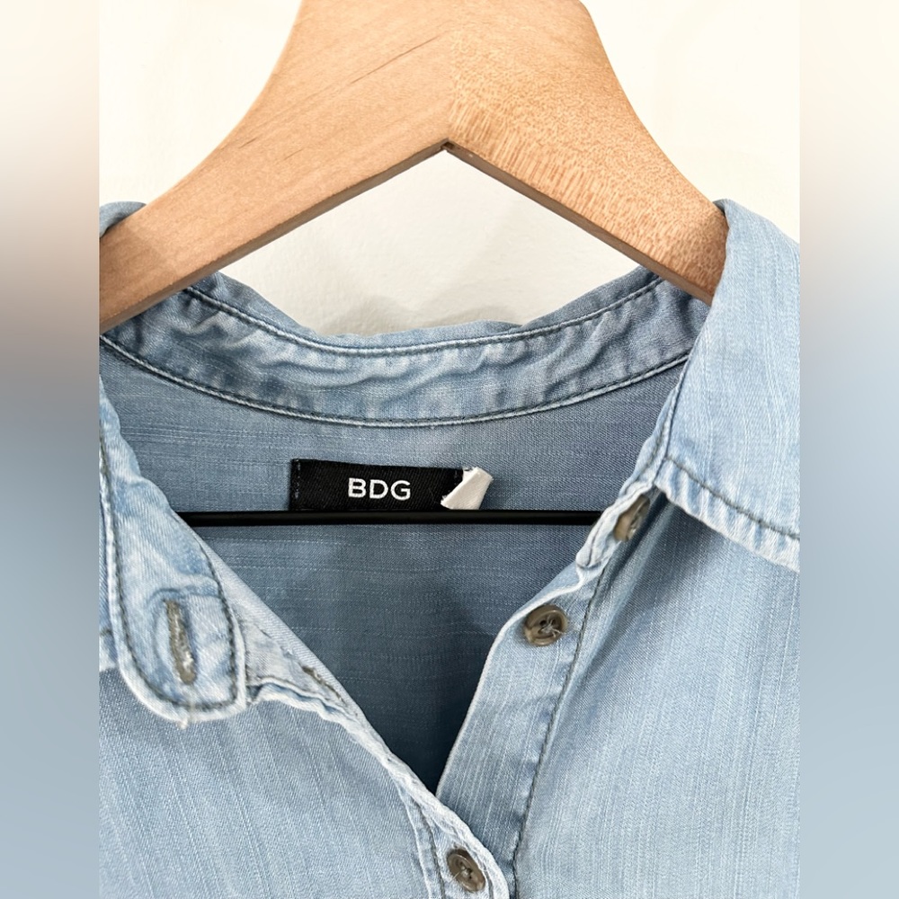 Bdg Chambray Button Front Top Size Medium - image 4